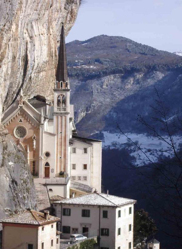 Il-santuario-della-Madonna-della-Corona