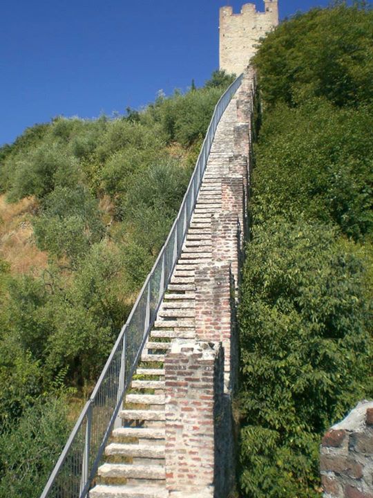 Il-camminamento-delle-mura-di-cinta-di-Marostica